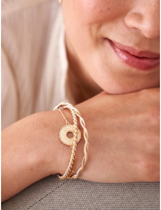 bracelet-percale-plaque-or-moderne-tout-metal-mannequin-porte-unique-bijoux