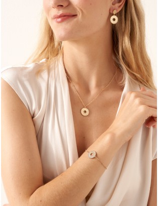 collier-percale-plaque-or-moderne-tout-metal-bijoux-mannequin